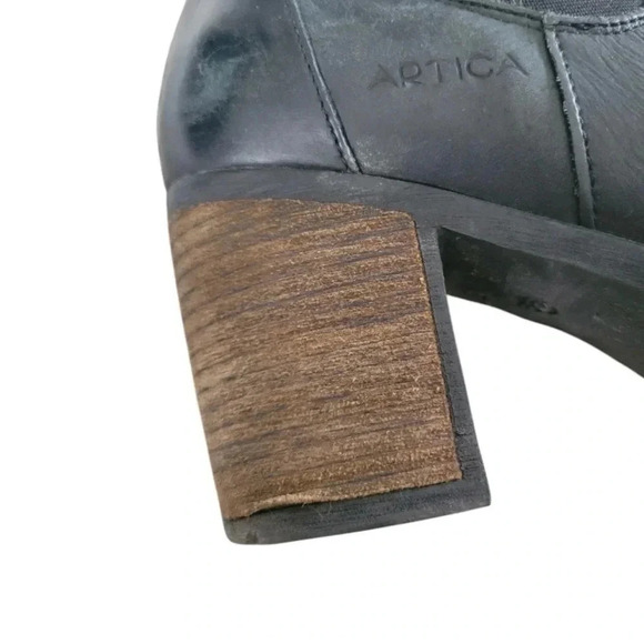 Boots - Picture 8 of 10